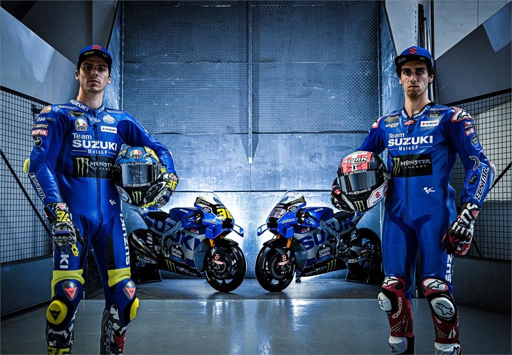 Pebalap tim Suzuki Ecstar, Joan Mir (kiri) dan Alex Rins, berpose dengan motor GSX-RR yang akan dipakai dalam persaingan juara MotoGP 2022 yang diluncurkan di Sirkuit Sepang, Malaysia, Jumat (4/2/2022). Mir dan Rins akan menguji motor baru dengan sejumlah pengembangan itu dalam tes pramusim di Sepang, 5-6 Februari, kemudian dilanjutkan dengan tes kedua di Mandalika, Indonesia, 11-13 Februari.