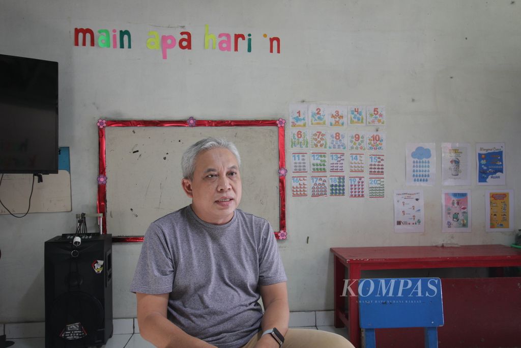 Orang tua anak penyandang diabetes melitus tipe 1 Moh Arif Novianto ketika diwawancarai Harian Kompas di rumahnya di Kecamatan Kebayoran Lama, Jakarta Selatan pada Kamis (30/03/2023).