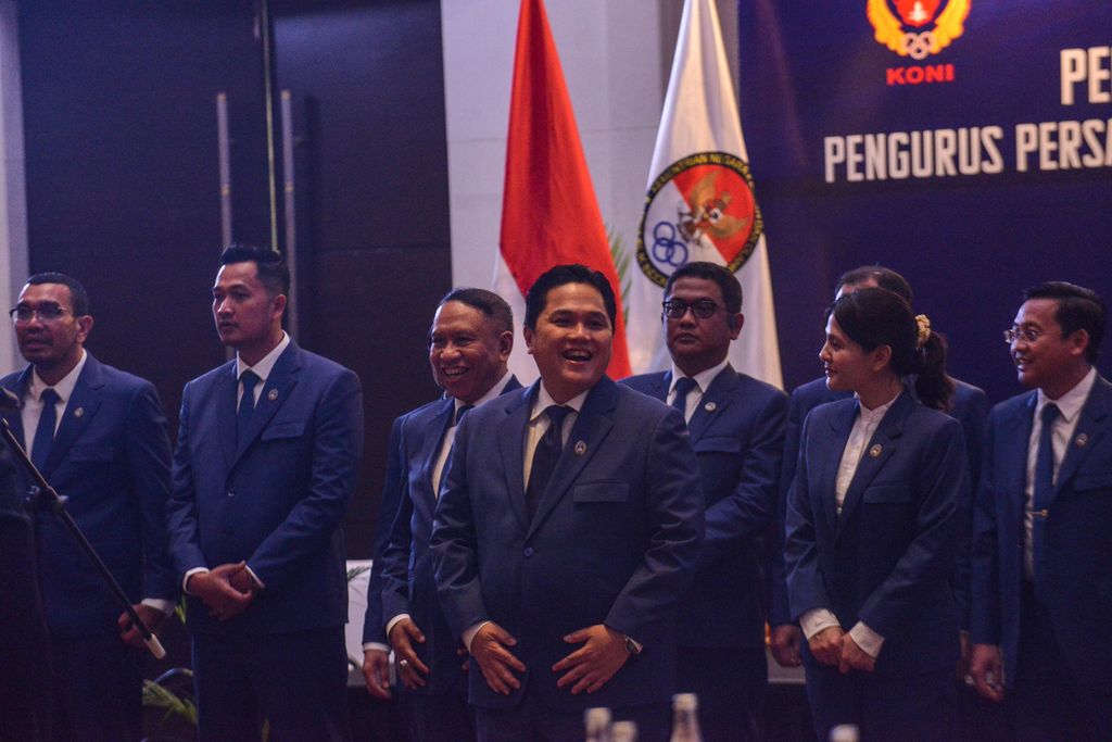 Ketua Umum PSSI Erick Thohir bersama para pengurus PSSI bersiap mengucapkan janji saat pelantikan dan pengukuhan di Hotel Fairmont, Jakarta, Jumat (26/5/2023). Komite Olahraga Nasional Indonesia (KONI) resmi melantik dan mengukuhkan 17 pengurus PSSI periode 2023-2027. 