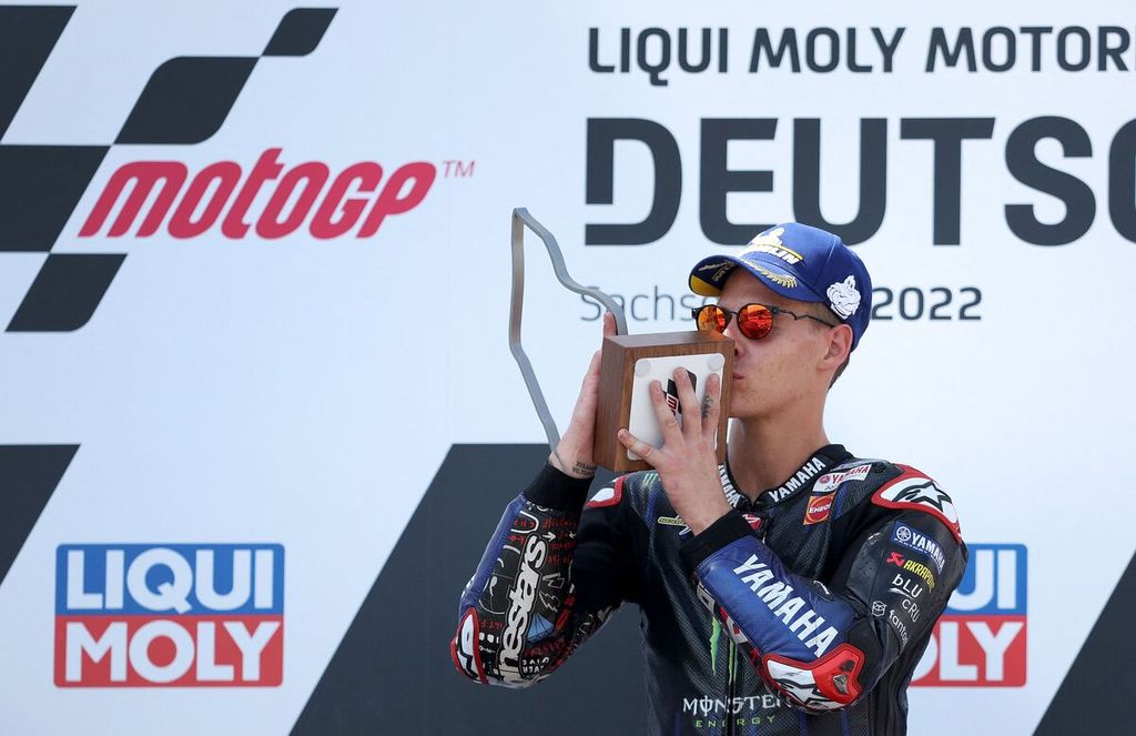 Pebalap Yamaha, Fabio Quartararo, merayakan kemenangannya pada balapan MotoGP seri Jerman di Sachsenring, 19 Juni 2022 lalu. 