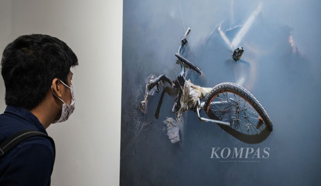 Pengunjung mengamati karya fotografer Iginio de Luca yang dipamerkan dalam judul <i>Tevere Expo</i> di Auditorium Italian Cultural Institute Jakarta, Jalan HOS Cokroaminoto, Jakarta, Kamis (25/8/2022). 