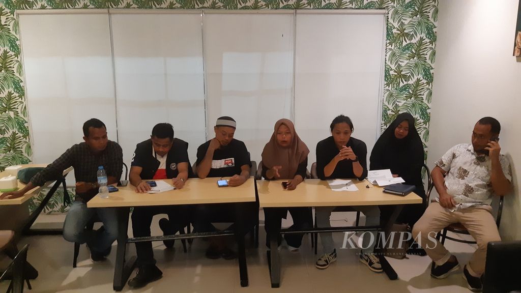 Dua  warga yang ditetapkan sebagai tersangka setelah protes terhadap pertambangan nikel di permukiman mereka memberikan keterangan pada Selasa (6/3/2024). Sejumlah organisasi masyarakat sipil mendesak kepolisian mencabut penetapan tersangka itu dan menuntut Kapolda Sulawesi Tenggara dicopot.