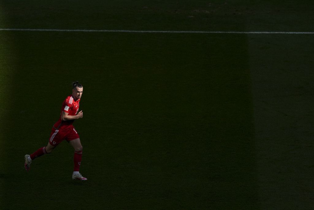 Pemain Wales, Gareth Bale, mengejar bola saat bertanding melawan Iran di fase Grup B Piala Dunia 2022 di Stadion Ahmad Bin Ali, Qatar, Jumat (25/11/2022). Iran menang 2-0. 