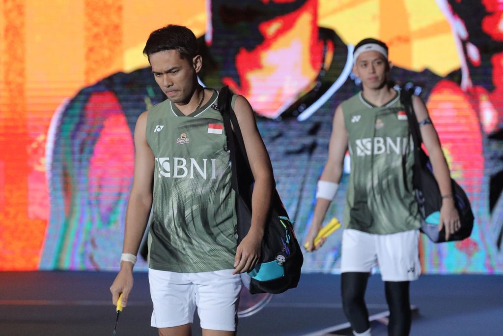 Ganda putra Indonesia, Fajar Alfian/Muhammad Rian Ardianto, memasuki arena sebelum pertandingan final Singapura Terbuka di Singapore Indoor Stadium, Minggu (2/6/2024). 