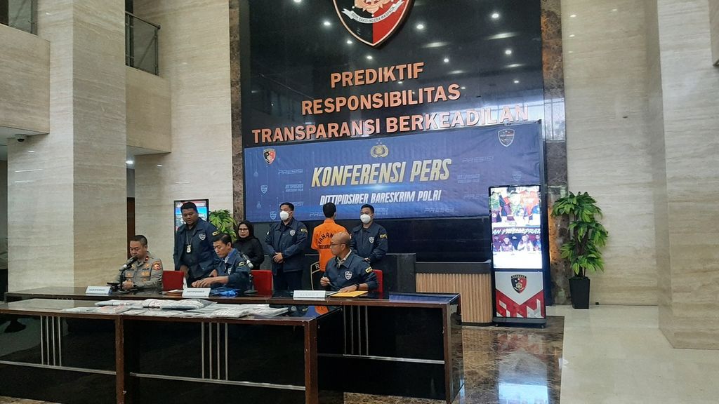 Direktur Tindak Pidana Siber Bareskrim Polri Brigadir Jenderal (Pol) Himawan Bayu Aji (tengah) saat konferensi pers di Gedung Bareskrim Polri, Selasa (24/9/2024). Polri menangkap BAG, pelaku penjual data ASN milik Badan Kepegawaian Negara. 