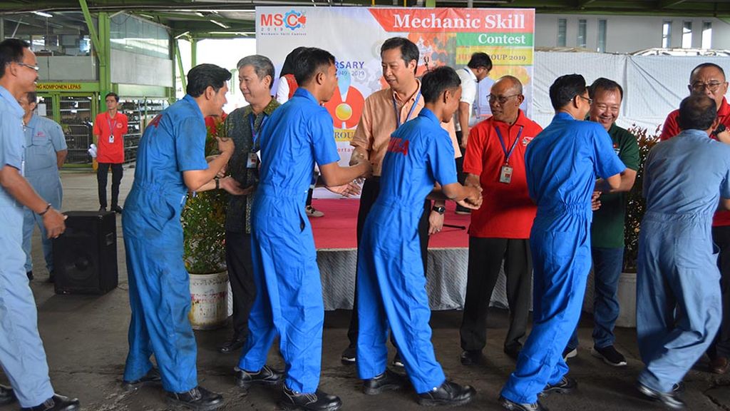 mechanic skill contest HIBA UTAMA bersalaman