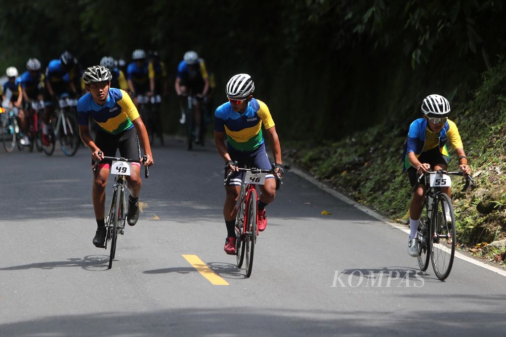 Peserta balap sepeda Cycling de Jabar 2022 menaklukkan tanjakan untuk menyelesaikan etape 1 sejauh 150 kilometer, Sabtu (27/8/2022).