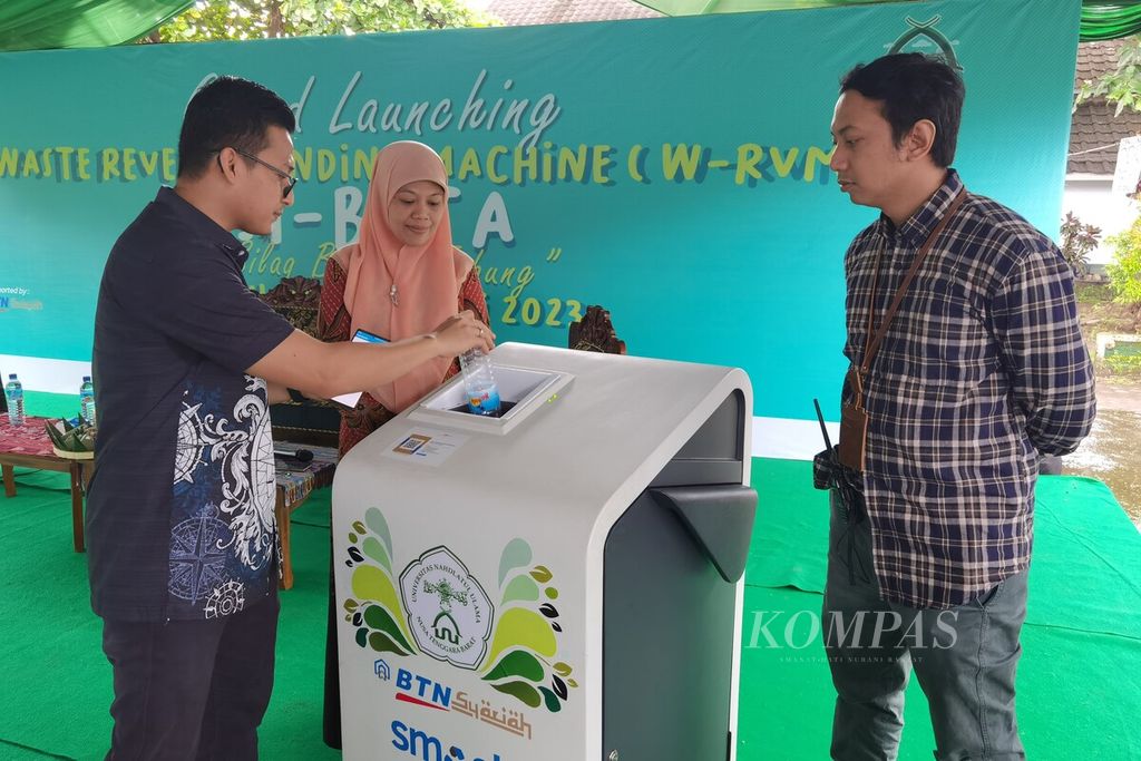 Rektor Universitas Nahdlatul Ulama Nusa Tenggara Barat Baiq Muliyanah bersama para dosen mencoba<i> waste reverse vending machine</i> (W-RVM) atau mesin penukaran botol plastik, Rabu (15/2/2023). Kehadiran mesin tersebut diharapkan bisa ikut mendukung program penanganan sampah di NTB.