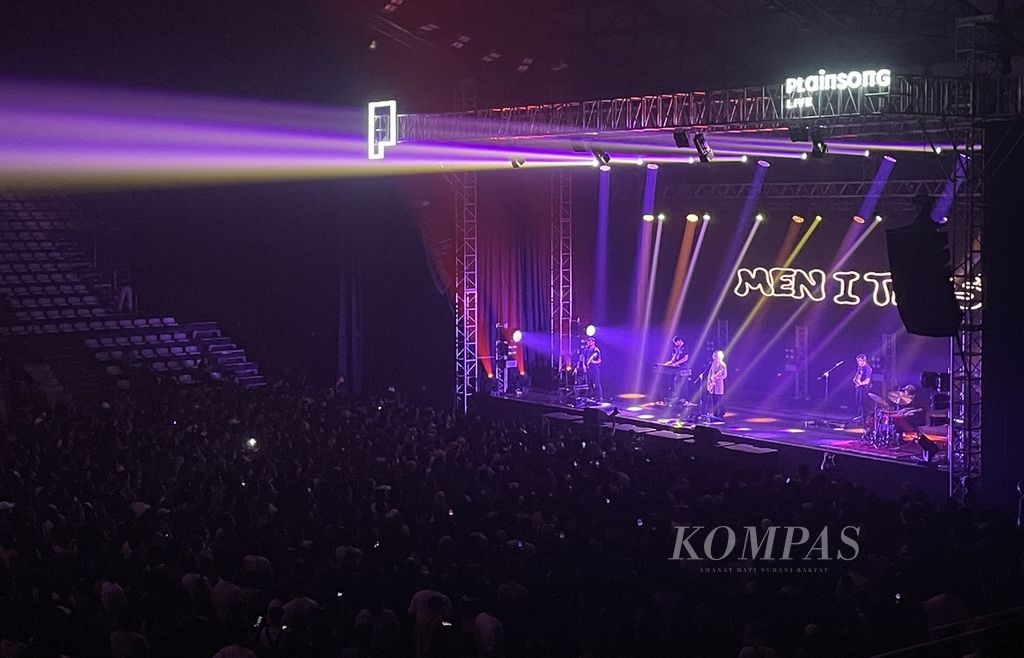 Suasana pertunjukan band Men I Trust asal Kanada di Hall Basket, Gelora Bung Karno, Senayan, Jakarta Pusat, pada Selasa (14/3/2023). Konser ini adalah bagian dari tur mereka ke wilayah Asia dan Oseania.