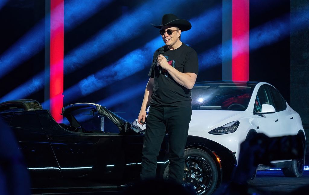 CEO Tesla Motors Elon Musk berbicara di pesta pembukaan pabrikan Tesla Giga Texas "Cyber ​​Rodeo" di Austin, Texas, Amerika Serikat,Kamis (7/4/2022). Pada Desember 2022-Januari 2023, Tesla mengumumkan pemangkasan harga di berbagai negara.