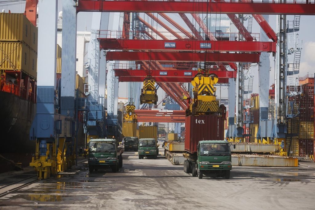 Aktivitas bongkar muat peti kemas di Pelabuhan Tanjung Priok, Jakarta Utara, Senin (17/8/2023).
