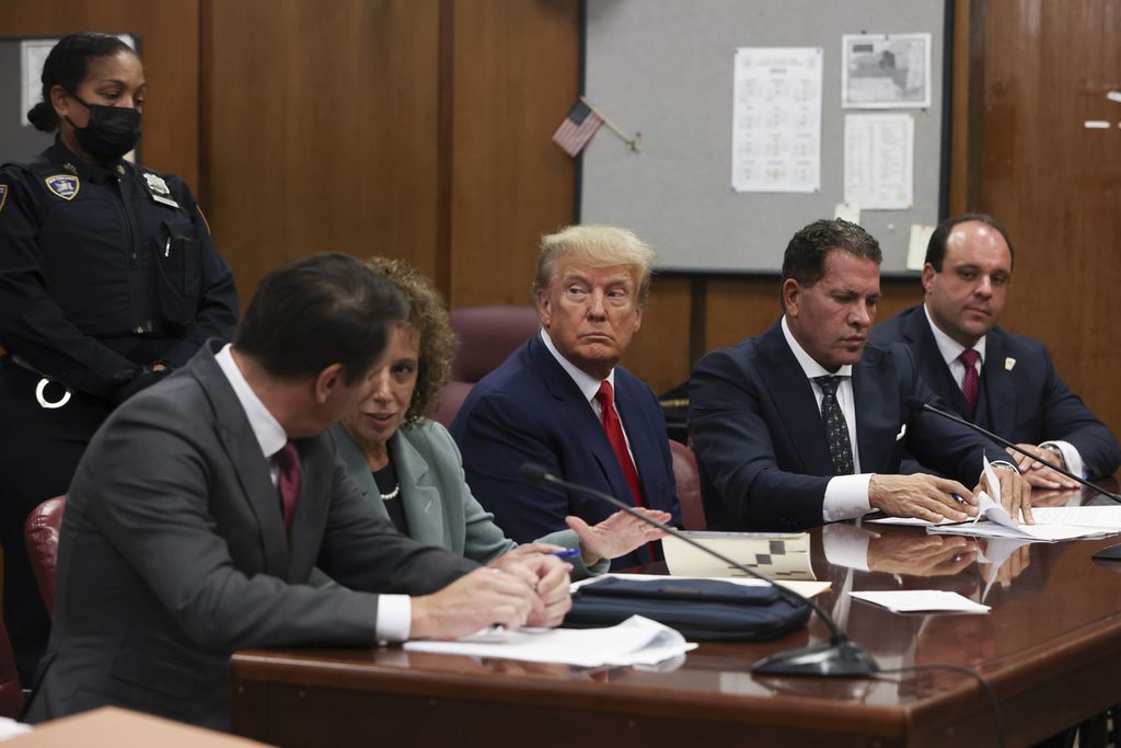 Mantan Presiden AS Donald Trump sebelum sidang pembacaan dakwaan dari jaksa penuntut dimulai di New York, Selasa (4/4/2023). 