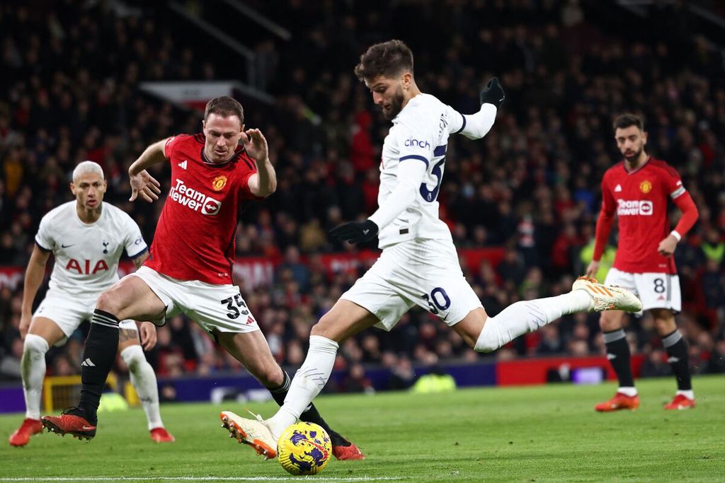 Gelandang Tottenham Hotspur Rodrigo Bentancur (tengah) ketika mencetak gol ke gawang Manchester United, 