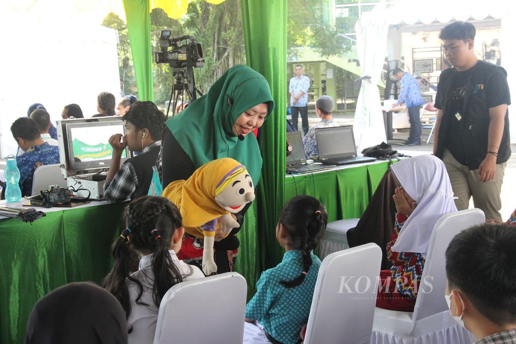 Irma Sintania, sukarelawan kampung dongeng Kalimantan Barat, mendongeng dalam pembukaan lomba bercerita bagi siswa pada peringatan Hari Buku Nasional di Taman Alun Kapuas, Kota Pontianak, Rabu (17/5/2023).