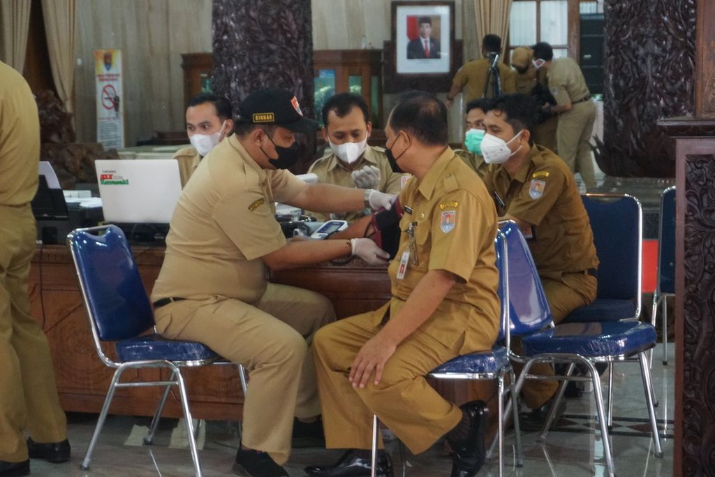Ilustrasi. Aparatur sipil negara bersiap menerima vaksin penguat di Cilacap, Jawa Tengah, Senin (24/1/2022).