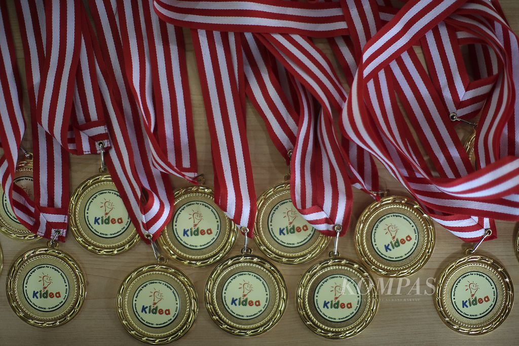 Medali kelulusan Taman Kanak-Kanak. Foto diambil pada 20 Juni 2020.