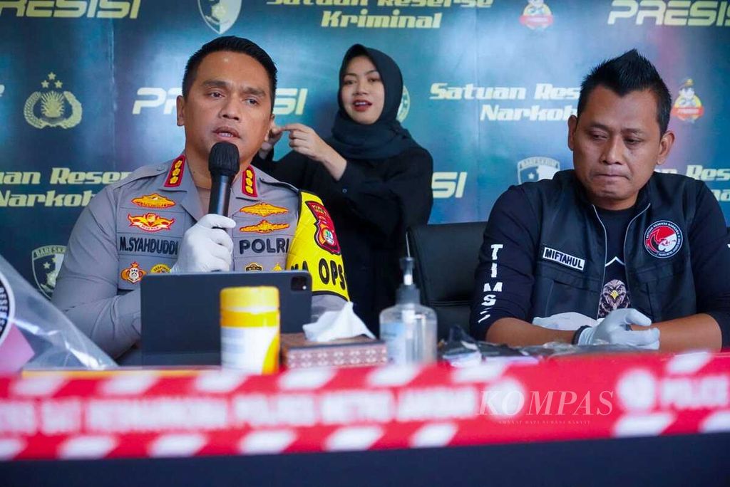 Kepala Polres Metro Jakarta Barat Komisaris Besar M Syahduddi (kiri) saat memberikan keterangan pers pengungkapan tindak pidana narkotika sebanyak 100,35 kilogram di Markas Polres Metro Jakarta Barat, Rabu (20/12/2023).