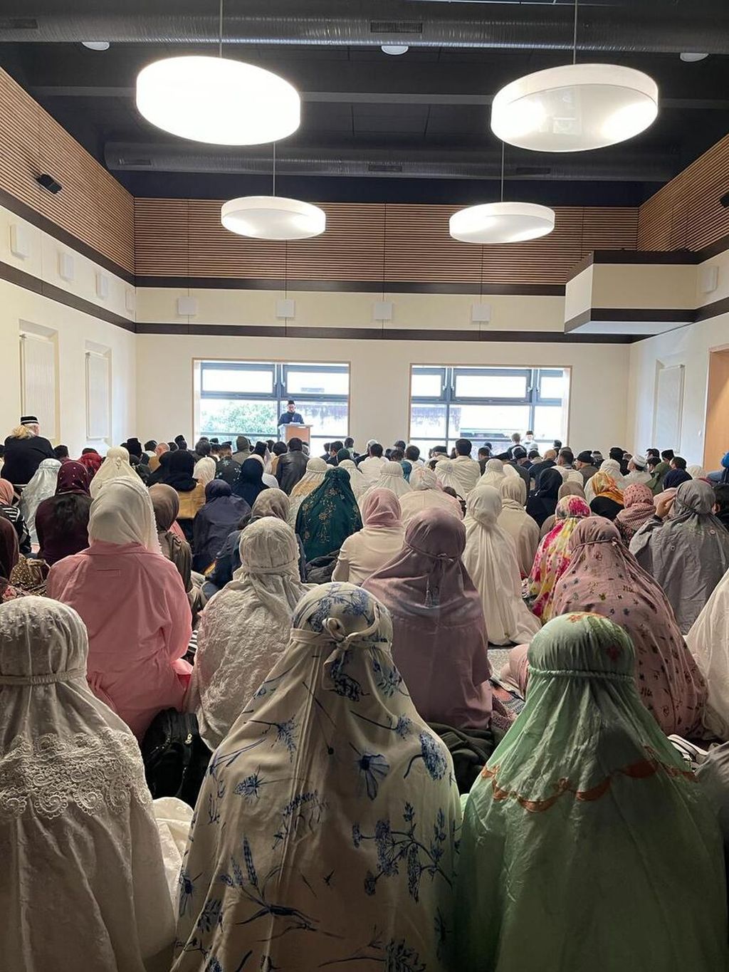 Suasana shalat Idul Fitri 2023 di Masjid Indonesia di Frankfurt, Jerman.