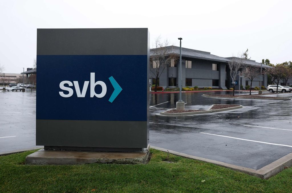 Papan nama SVB terpampang di depan kantor pusatnya di Santa Clara, California, AS, Jumat (10/3/2023). 