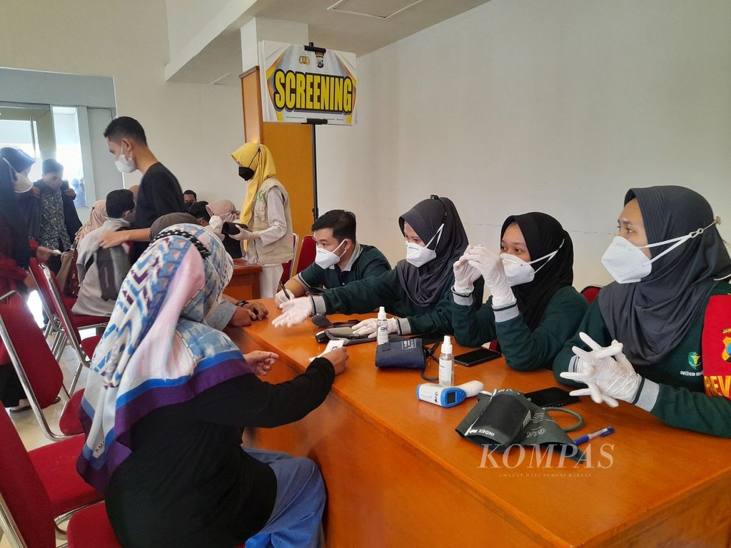 Peserta vaksinasi <i>booster </i>di Masjid Sabilillah Kota Malang, Jawa Timur (22/4/2022), melalui tahapan skrening lebih dulu sebelum mendapatkan vaksin. Capaian vaksinasi masyarakat turut menjaga situasi pengendalian pandemi Covid-19 saat libur Lebaran 2022.