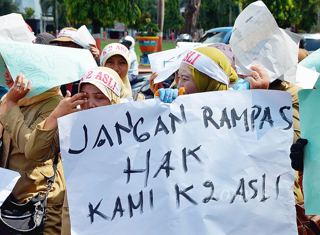 Tenaga honorer kategori dua yang tidak lolos seleksi calon pegawai negeri sipil berunjuk rasa di depan kantor Bupati Kudus, Kabupaten Kudus, Jawa Tengah, Selasa (15/4/2014).