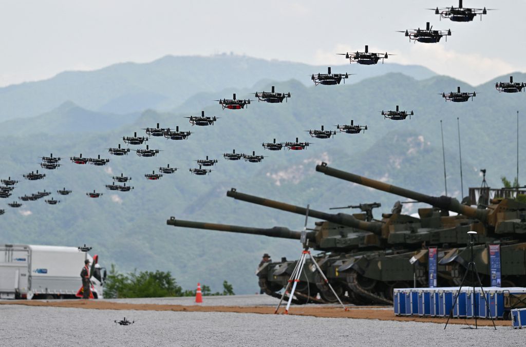 Pesawat tak berawak milik militer Korea Selatan terbang dalam formasi selama latihan militer bersama Korsel-AS di Lapangan Pelatihan Kebakaran Seungjin di Pocheon, 25 Mei 2023.