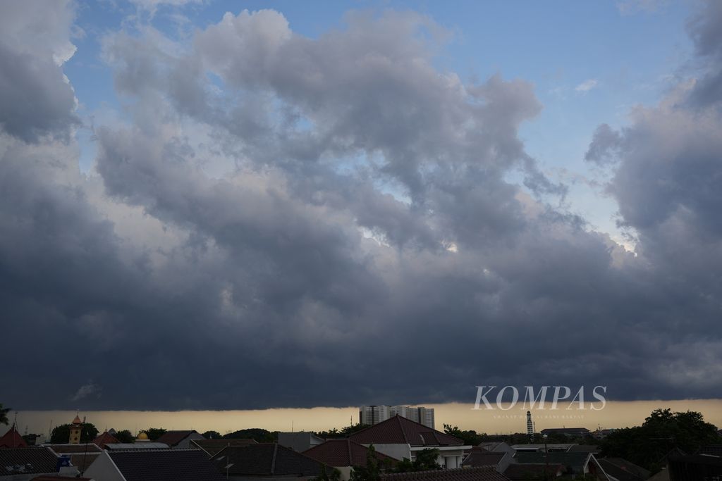 Clouds loomed over Bekasi, West Java, on Saturday (13/1/2024). During the January 2024 period, there have been several atmospheric dynamic phenomena which can trigger an increase in the potential for extreme weather in some areas of Indonesia. Hydro-meteorological disasters are predicted to still dominate in 2024.