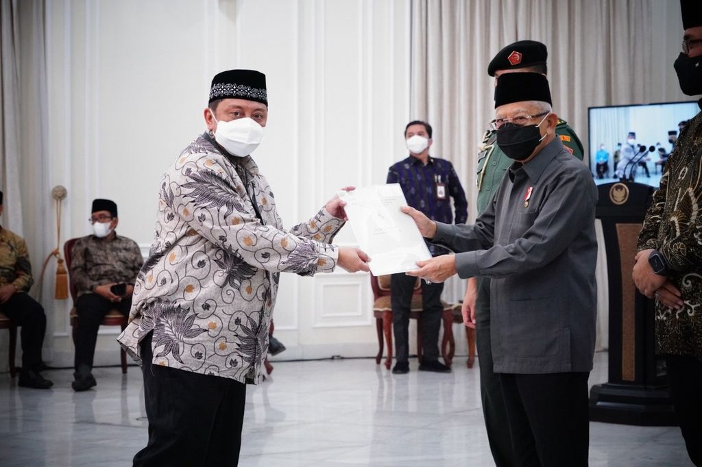 Wakil Presiden Maruf Amin menyerahkan sertifikat tanah wakaf kepada perwakilan yang hadir di Istana Wapres, Jakarta, Senin (25/4/2022). Secara virtual, diserahkan 3.152 sertifikat tanah wakaf di berbagai wilayah Indonesia. 