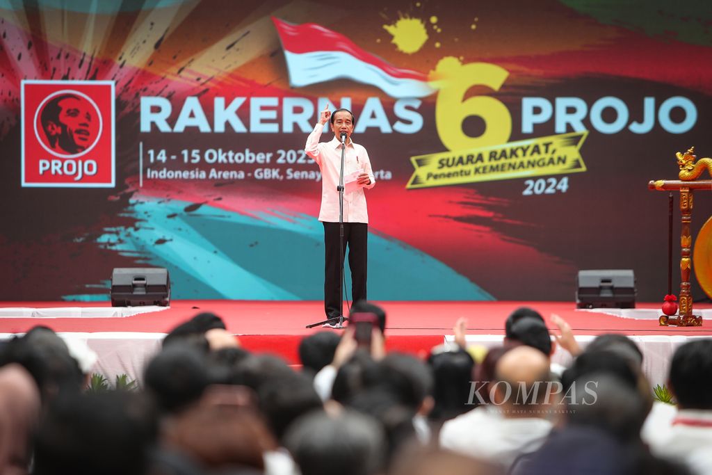 Presiden Joko Widodo menyampaikan sambutan dalam acara pembukaan Rakernas VI Projo di Indonesia Arena, Kompleks Gelora Bung Karno, Jakarta, Sabtu (14/10/2023). 
