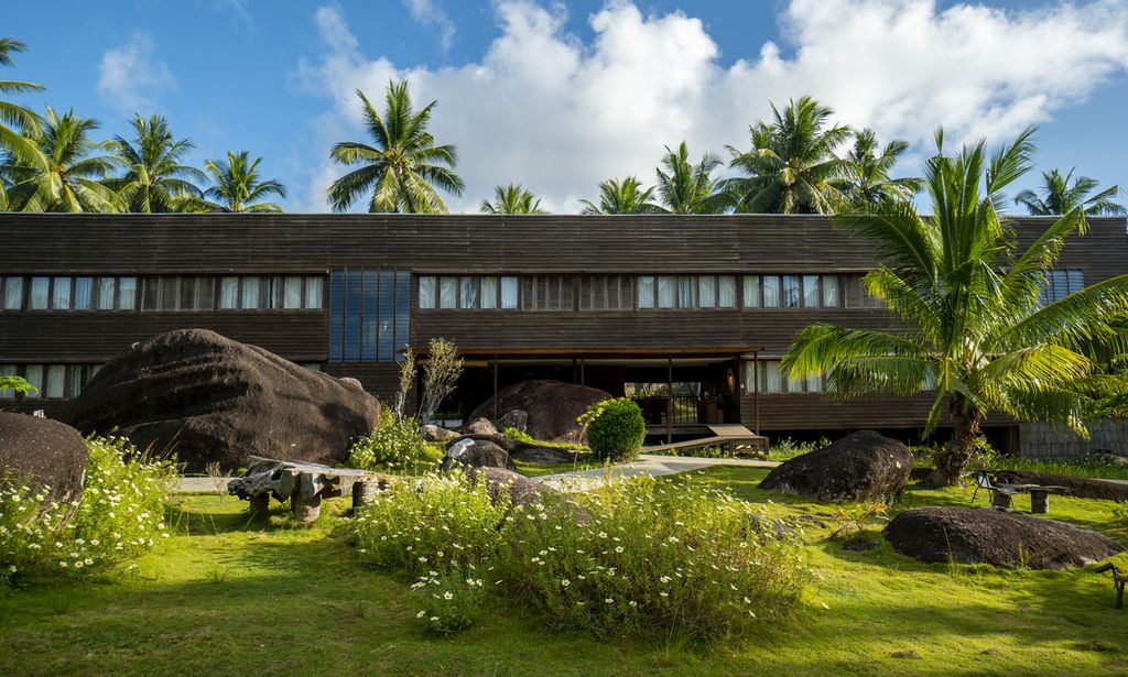 Natuna Dive Resort yang dibangun menyesuaikan kontur batu-batu granit raksasa di Pulau Bunguran, Natuna, Kepulauan Riau.
