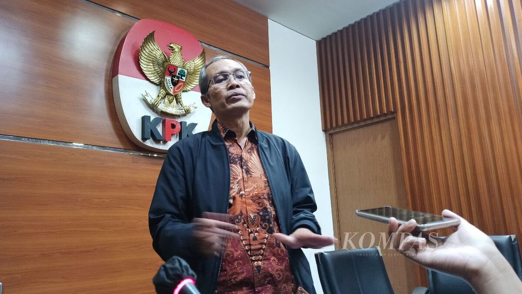 Wakil Ketua Komisi Pemberantasan Korupsi Alexander Marwata menjawab pertanyaan wartawan seusai konferensi pers kasus suap dan gratifikasi Bupati Kepulauan Meranti di Gedung Merah Putih KPK, Jumat (7/4/2023).