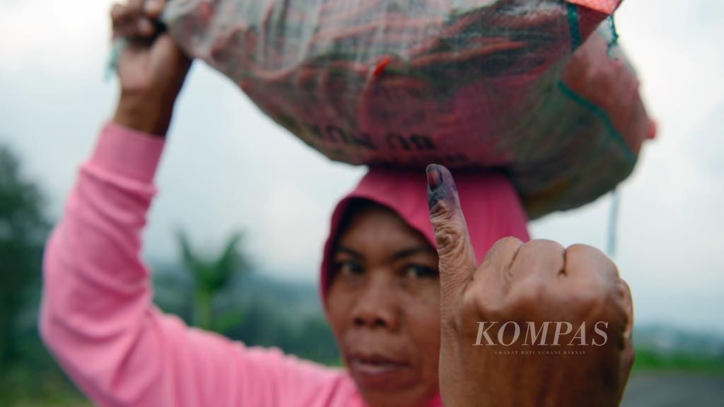 Salah satu warga kembali bekerja dengan membawa cabai merah untuk dijual ke pasar setelah mengikuti Pemilu 2019 di Dusun Mantran Wetan, Desa Girirejo, Kecamatan Ngablak, Kabupaten Magelang, Jawa Tengah (17/4/2019). Mereka telah menentukan pilhan untuk masa depan bangsa yang lebih baik.
