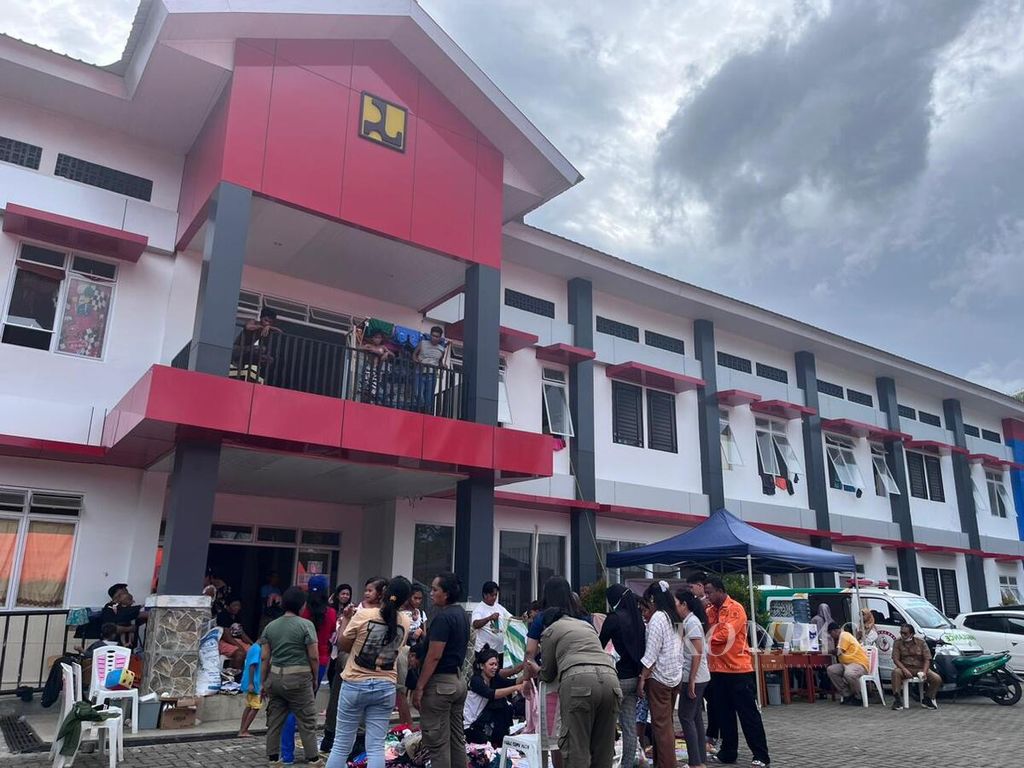 Gedung Balai Latihan Kerja Bitung yang dibuka sebagai posko pengungsian penduduk Pulau Tagulandang yang terdampak erupsi Gunung Ruang, Senin (6/5/2024).