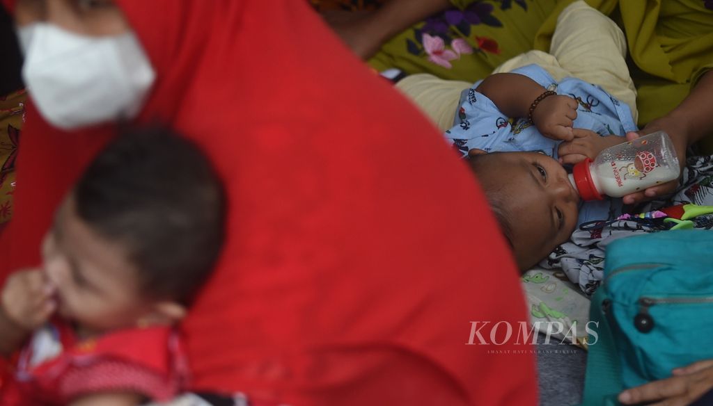 Bayi minum dengan botol saat peluncuran Gebyar Lomba Balita Sehat di Halaman Balai Kota Surabaya, Jawa Timur, Rabu (26/1/2022). 