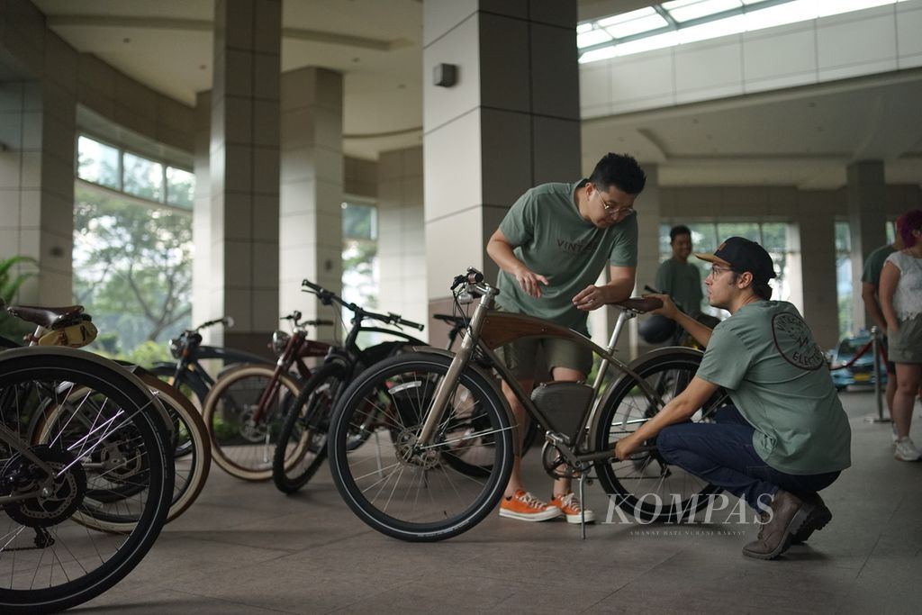 Pendiri Vintage Electric Bikes, Andrew Davidge (kanan), bersama perwakilan distributor Indonesia Throttle Bike Indonesia Erik (kiri) sedang memeriksa salah satu sepeda yang akan digunakan berkeliling Jakarta pada Minggu (9/10/2022) di Jakarta.