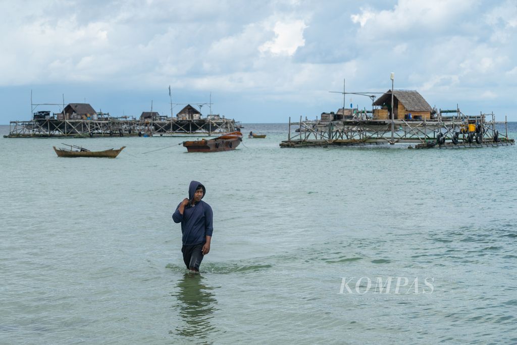 Seorang nelayan pulang dari kelong atau keramba apung di pesisir Desa Pengudang, Kecamatan Teluk Sebong, Kabupaten Bintan, Kepulauan Riau, Rabu (20/10/2021).
