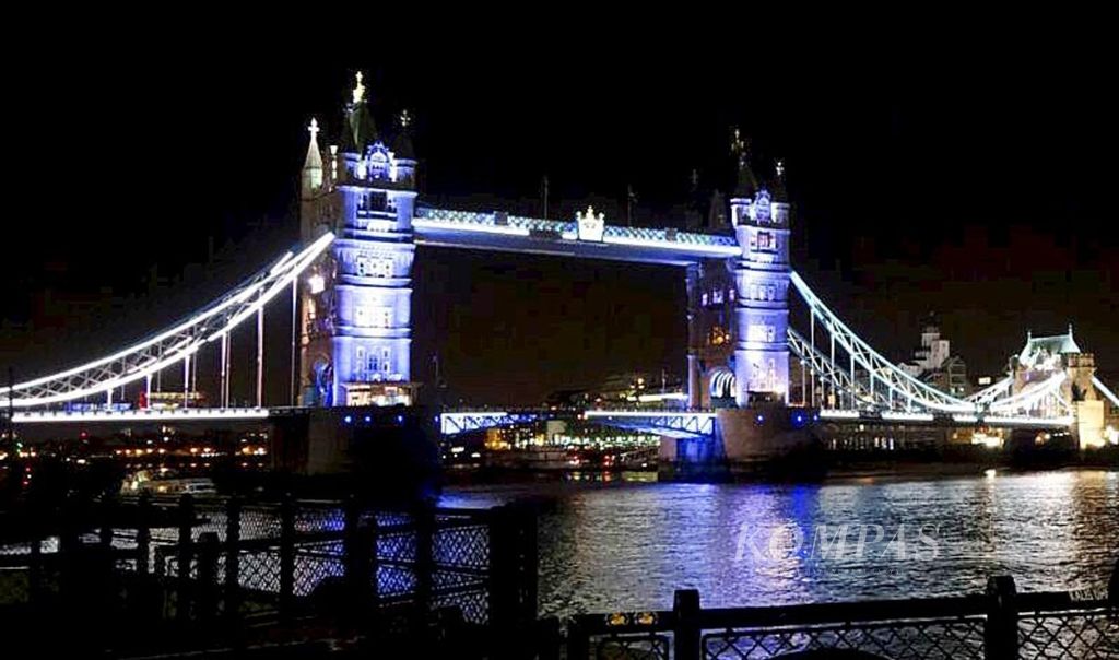 Tower Bridge, salah satu ikon di London, Inggris, difoto dari jalur pejalan kaki, beberapa waktu lalu. 