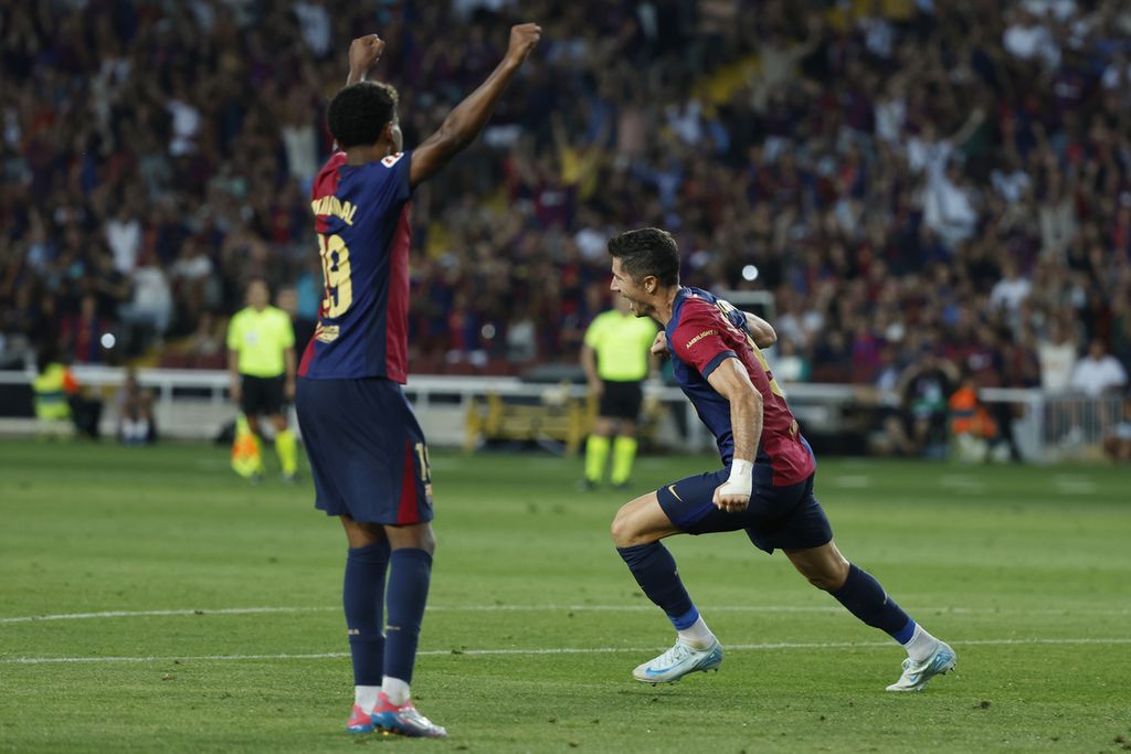 Striker Barcelona Robert Lewandowski (kanan) merayakan golnya bersama Lamine Yamal pada laga Liga Spanyol melawan Athletic Bilbao di  Barcelona, Minggu (25/8/2024) dini hari WIB. Barca menang dengan skor 2-1. 