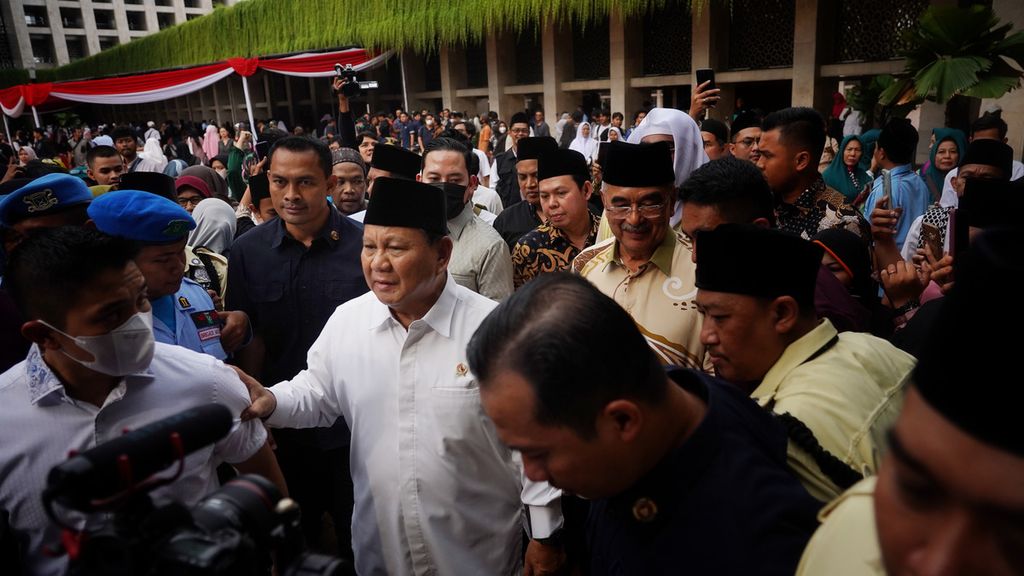 Menteri Pertahanan Prabowo Subianto setelah menghadiri Silaturahmi dan Tausiah Kebangsaan di Masjid Istiqlal, Jakarta (18/5/2023). 