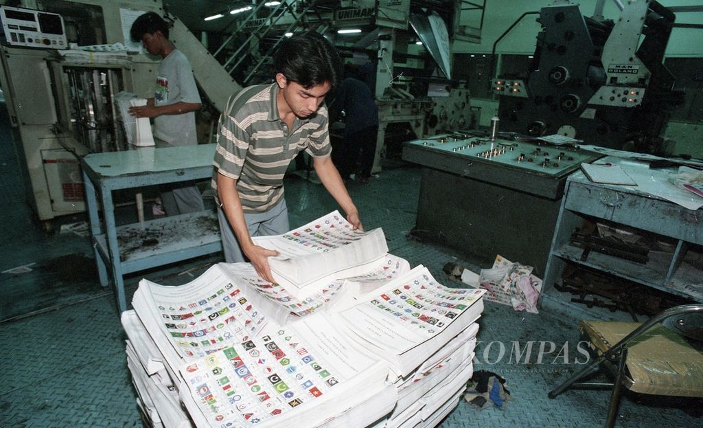 Berbagai persiapan terus dilakukan, termasuk penyiapan kertas suara dan kotak suara yang kemudian akan dibagikan ke setiap tempat pemungutan suara, Sabtu (1/5/1999).