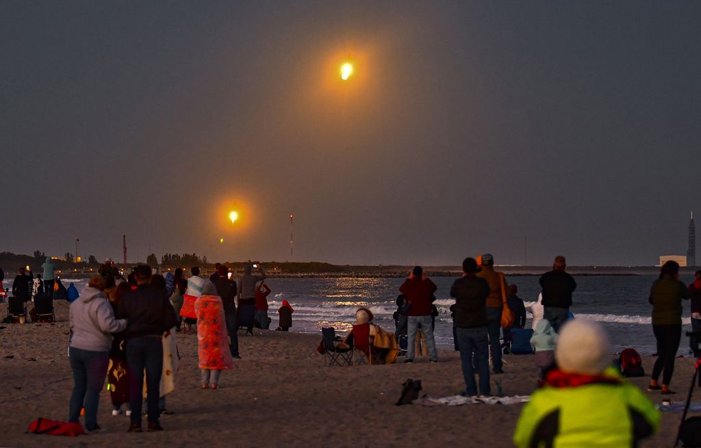  Orang-orang menonton pesawat pendorong mendarat di Landing Zone 1 dan 2 di Cape Canaveral Space Force Station, Florida, setelah peluncuran roket SpaceX Heavy dari Space Force yang diluncurkan dari Pad 39A di Kennedy Space Center, Minggu, 15 Januari 2023.     