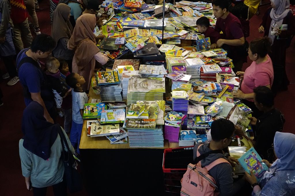 Para orang tua memadati sudut buku anak-anak di pameran Big Bad Wolf di Balikpapan, Kalimantan Timur, Sabtu (2/11/2019). Buku anak cukup banyak dipamerkan dengan harapan memantik minat baca sejak usia dini.