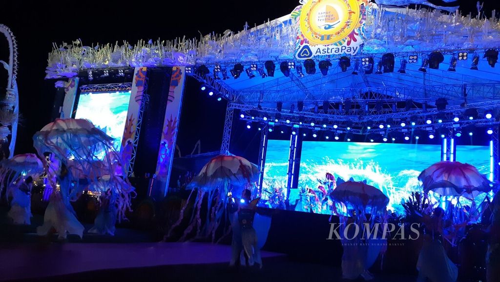 Pergelaran seni memeriahkan acara pembukaan AstraPay Sanur Village Festival 2023 yang dipusatkan di kawasan Pantai Matahari Terbit, Sanur, Denpasar Selatan, Kota Denpasar, Bali, Rabu (19/7/2023).