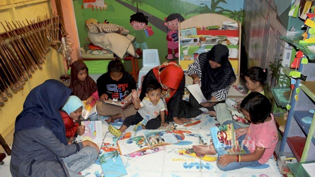 Suasana Taman Bacaan Masyarakat (TBM) Sukamulya Cerdas di Kecamatan Cinambo, Kota Bandung, Jawa Barat, Senin (9/7/2018). Kehadiran TBM diharapkan dapat menumbuhkan minat masyarakat membaca buku.