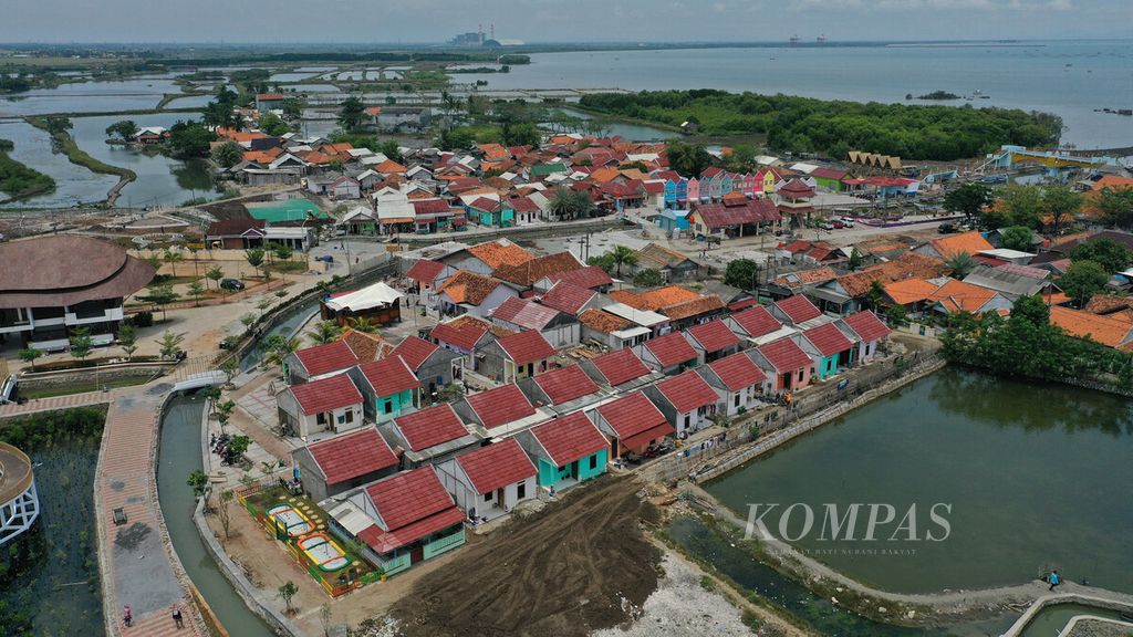 Foto udara penataan pesisir di Kampung Pelelangan, Desa Ketapang, Kecamatan Mauk, Kabupaten Tangerang, Banten, Minggu (9/10/2022). 