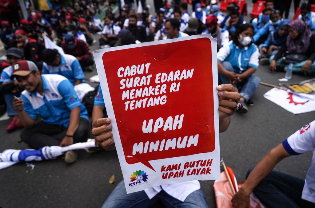 Aksi para buruh dari Federasi Serikat Pekerja Metal Indonesia (FSPMI) dan Konfederasi Serikat Pekerja Indonesia (KSPI) di depan Balai Kota DKI Jakarta, Jakarta, Jumat (19/11/2021). 