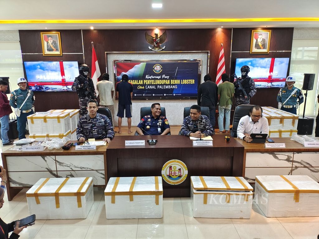 The atmosphere before the press conference on the thwarting of the smuggling of clear lobster seeds at the Navy Base in Palembang, South Sumatra, on Monday (6/5/2024). According to the plan, the clear lobster seeds will be sent to Singapore with Vietnam as the final destination.
