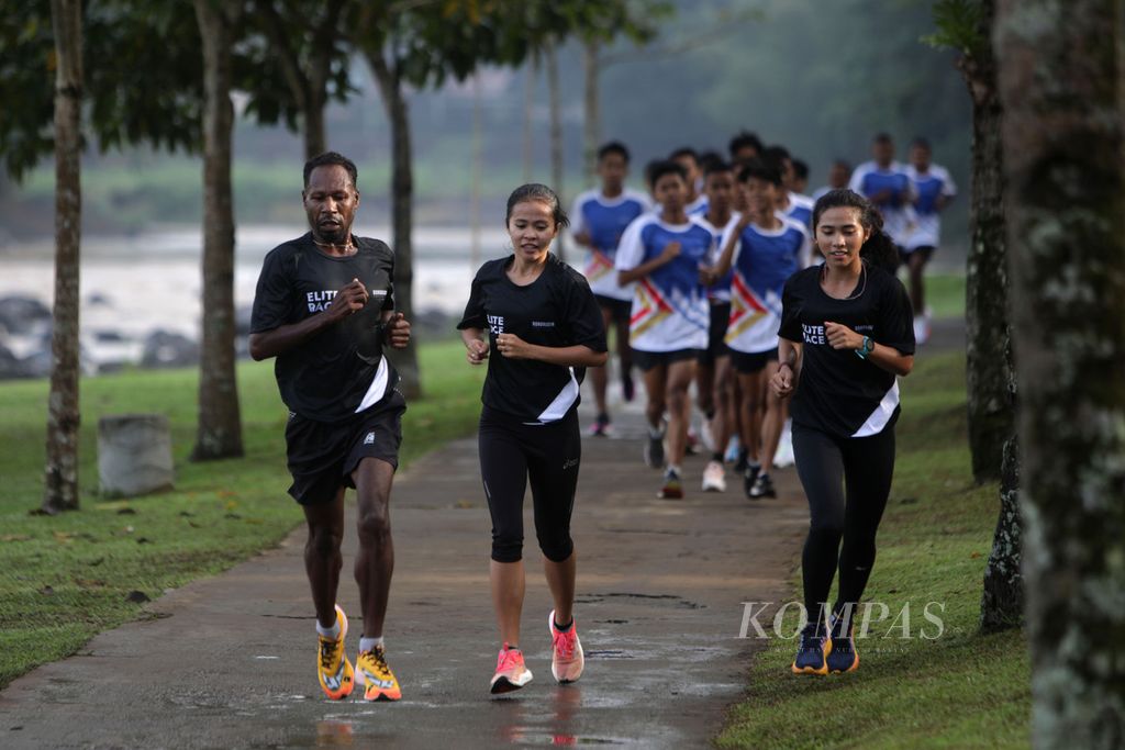 Peserta Borobudur Marathon 2022 Powered by Bank Jateng kategori <i>elite race</i> dan Bank Jateng Young Talent berlatih di Kompleks Hotel Puri Asri, Magelang, Jawa Tengah, Jumat (11/11/2022).