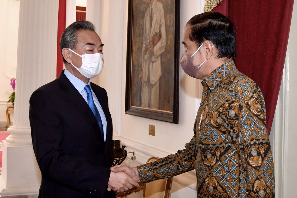 President Joko Widodo (right) shakes hands with Chinese Foreign Minister Wang Yi at the Merdeka Palace, Jakarta, Monday (11/7/2022).