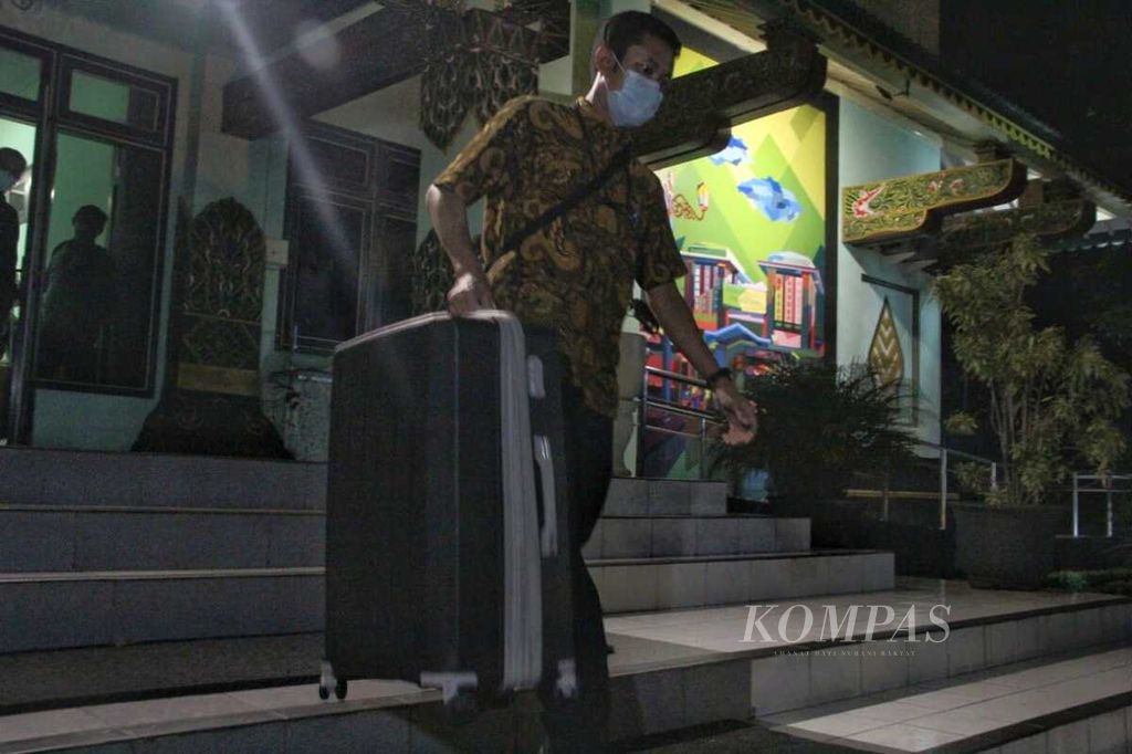 Petugas Komisi Pemberantasan Korupsi (KPK) membawa koper setelah melakukan penggeledahan di ruang kerja Wali Kota Yogyakarta, Selasa (7/6/2022) malam. Pada hari itu, para petugas KPK melakukan penggeledahan di sejumlah ruangan di kompleks Balai Kota Yogyakarta terkait suap terhadap mantan Wali Kota Yogyakarta Haryadi Suyuti.